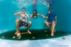 Familienfoto unter Wasser
